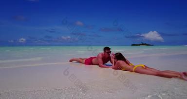 美丽的男孩女孩爱约会假期生活梦想海滩清洁白色沙子背景